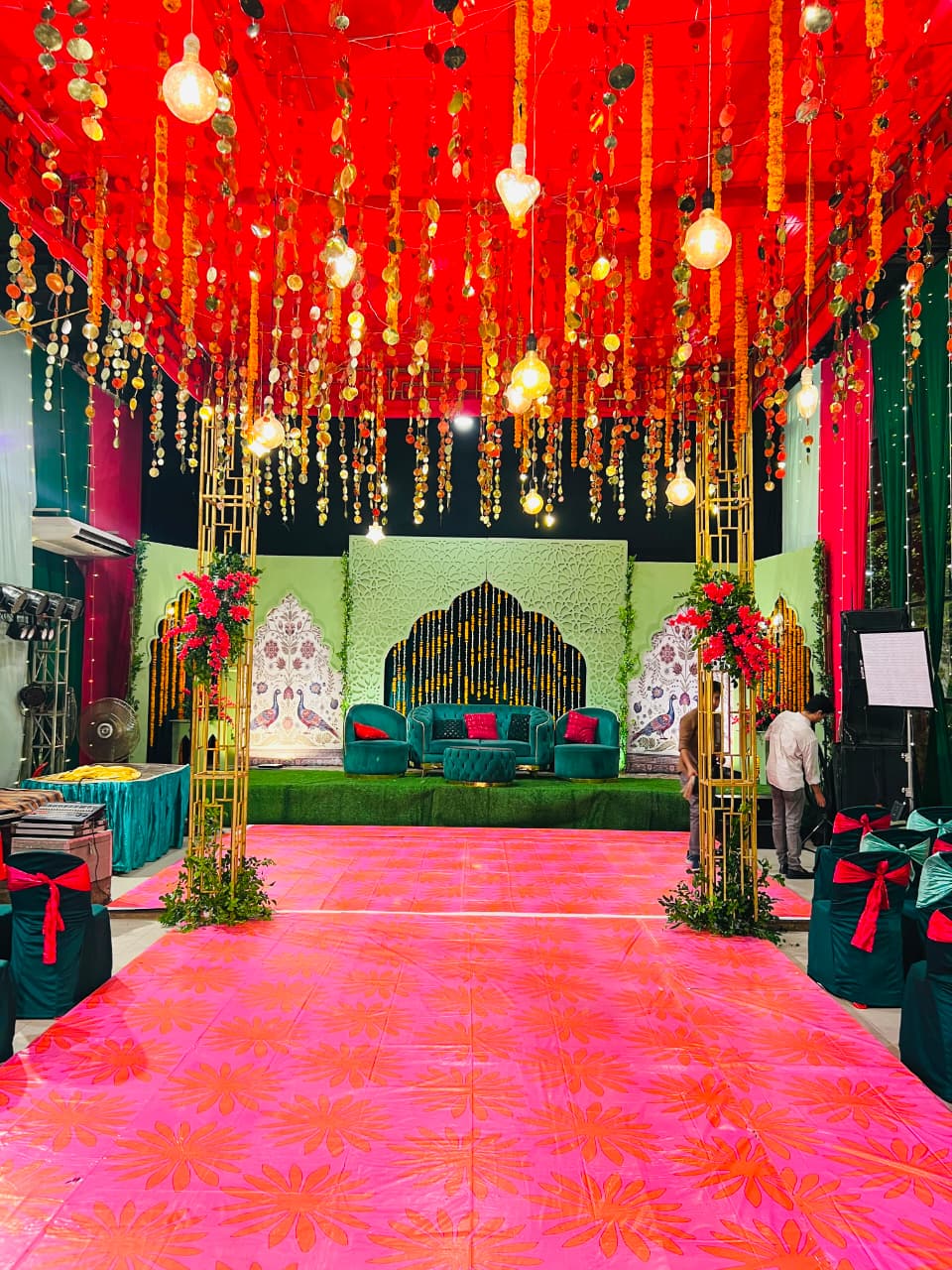 ফুল ও ঝুলন্ত আলোয় সাজানো অনুষ্ঠানের মঞ্চ